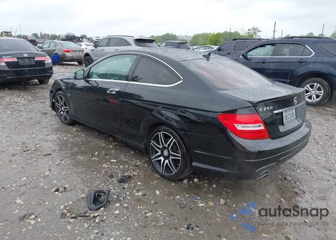 2014 Mercedes-Benz C 250 z USA, uszkodzony, nr VIN WDDGJ4HB0EG289247